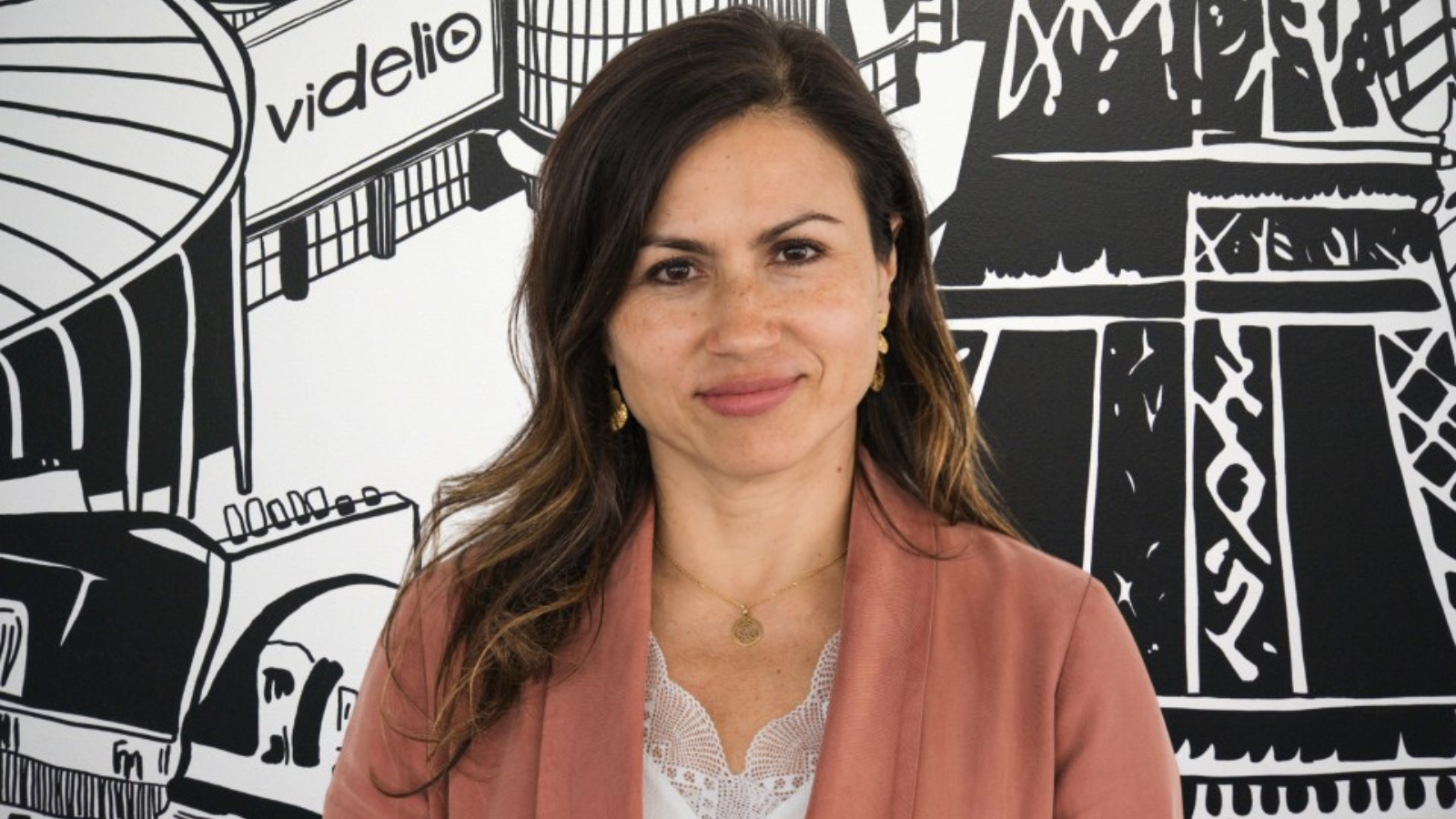 Iana Torres dépose ses valises chez Videlio