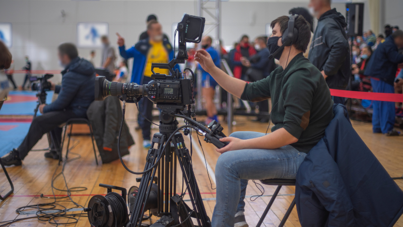 Le nombre de journalistes toujours en baisse en France