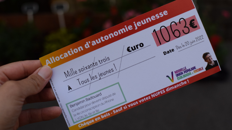 Législatives&nbsp;: un candidat distribue des « chèques en bois » à des lycéens