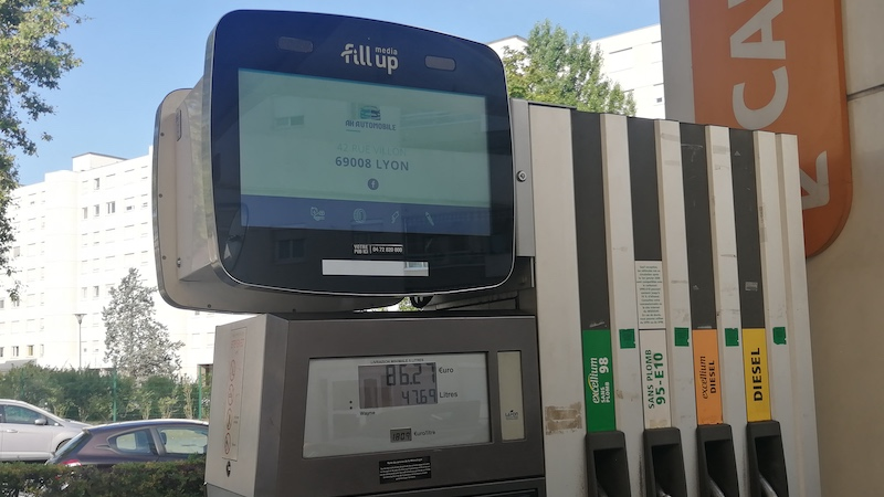 Fill Up Média étend sa présence dans les stations-service Carrefour