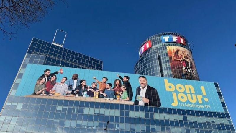 Elvis s'assoit à la table de la matinale de TF1