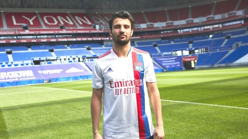 En rouge et bleu&nbsp;: l'OL étrenne ses nouveaux maillots 2021-2022