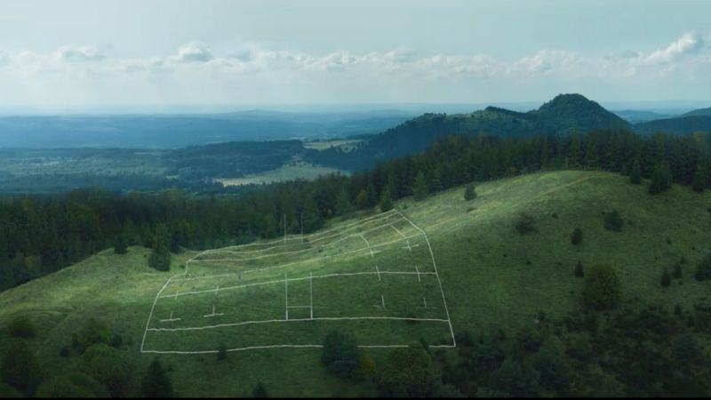 Volvic entraîne le rugbyman Antoine Dupont sur un volcan