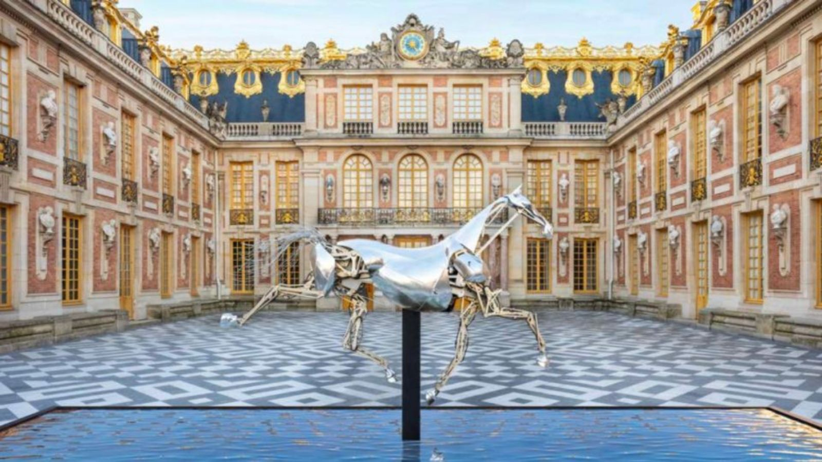 Sanofi lance la tournée de Zeus, le cheval métallique des JO