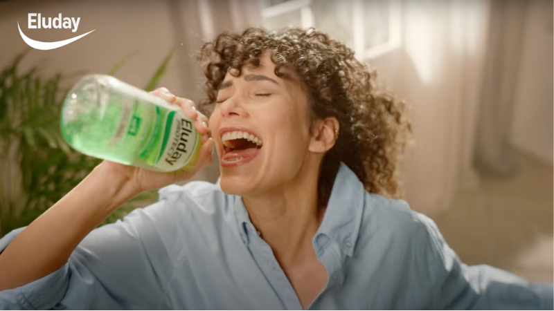 Mademoiselle Scarlett entraîne Eluday en télévision