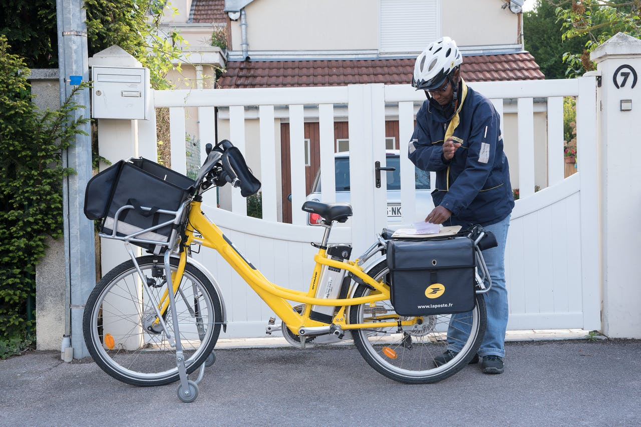 La Poste fait marche arrière face à la colère des quotidiens