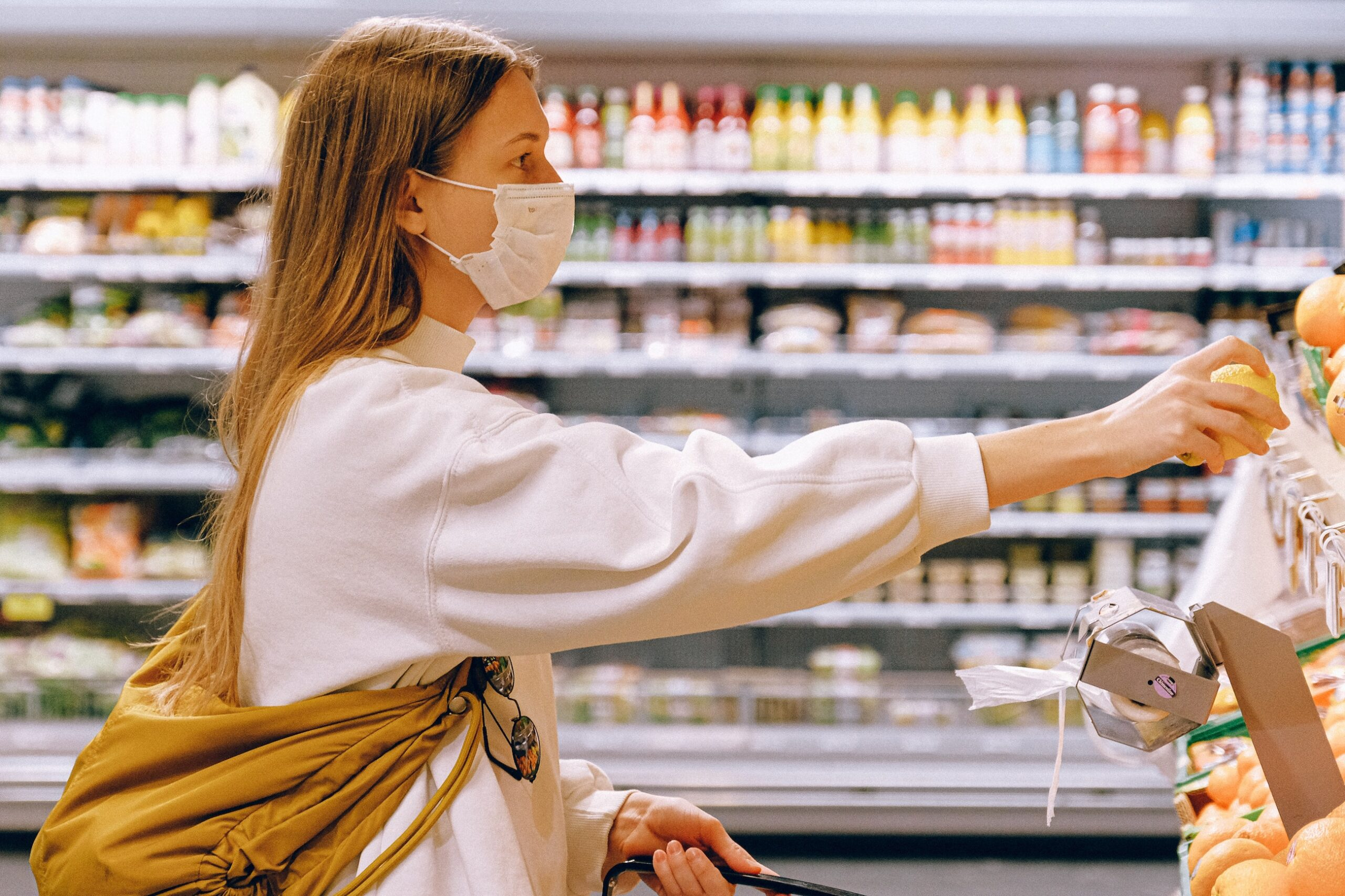 Polémique : la grande distribution accusée d’avoir constitué des stocks de masques